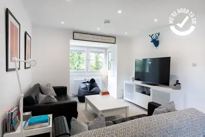 Image de Duplex lumineux, moderne et élégant de 3 chambres avec parking