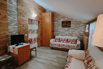 Magnifique grenier dans les montagnes, avec des détails de chalet