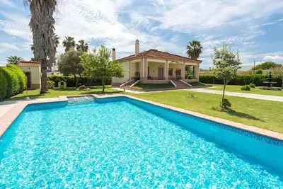 Image de Hébergement touristique 3 chambres à coucher. Piscine et jardin. Les palais, Séville
