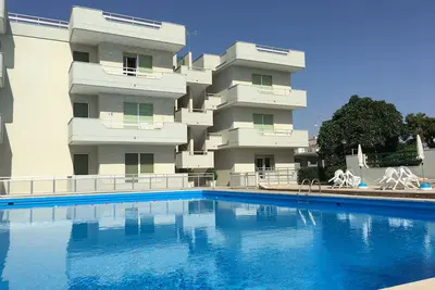 Image de Nouveau à Torre dell'Orso avec piscine deux salles de bains près de la plage