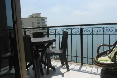 Image de Belle Vue De Face Sur La Mer 2