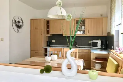 Image de Appartement rez de chaussée de 59 m² meublé avec des matériaux naturels de la forêt franconienne