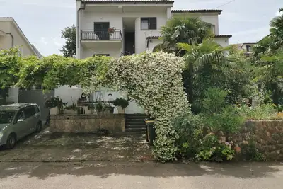 Image de Njivice - Appartement confortable près de la mer pour 4 avec parking et WiFi