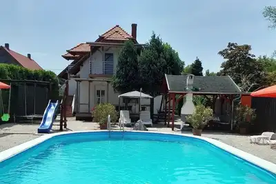 Image de Maison de vacances Balatonmáriafürdõ pour 1 - 7 personnes avec 3 chambres à coucher - Maison de vaca