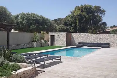 Image de Villa à proximité du port/falaises/commerces, piscine chauffée, 10 personnes