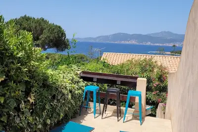 Image de Vue baie d'Ajaccio, plage à 250m, petite-Villa à Porticcio (possibilité voiture)