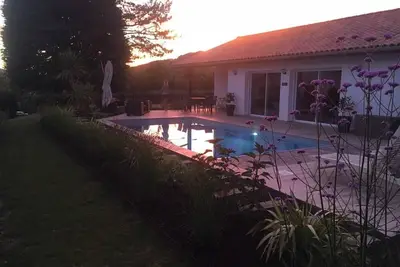Image de Villa moderne de plein pied, piscine, vue Rhune, orientée sud et plein centre