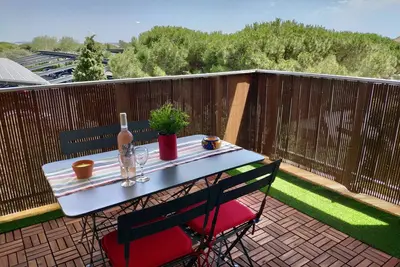 Image de T2 avec terrasse et vue mer à 4 min à pied de la plage