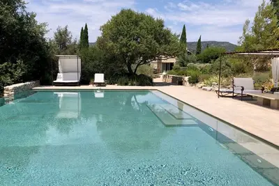 Image de Mas rénové avec piscine et vue dégagée