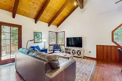 Image de Grande maison familiale avec une cuisine complète ainsi qu'une piscine et un bain à remous communs