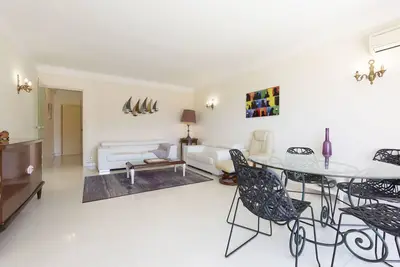Image de Appartement entièrement équipé de 105 m2 avec vue mer et collines