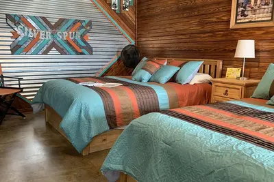 Image de nouveau Rustic Elegance Silver Spur Cabin Explorez les montagnes Wichita WiFi Netflix