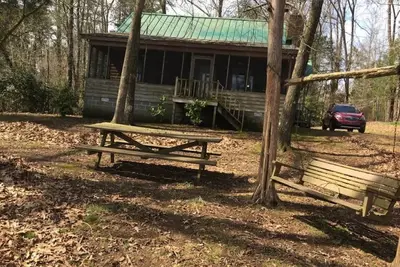Image de Rustic Lake Cabin Al