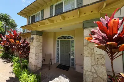 Image de Maison à concept ouvert avec piscine partagée, bain à remous et accès à la plage dans une communauté fermée