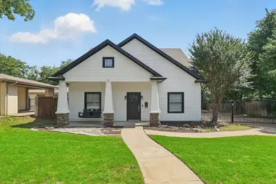Image de Situé à moins d'un pâté de maisons de la rue principale du centre-ville historique Grapevines