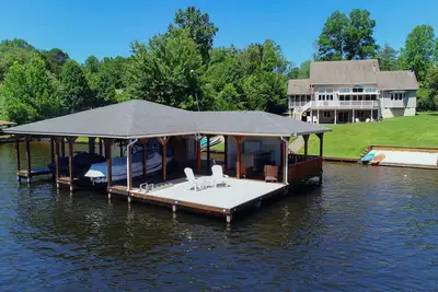 Image de Nouvelle Liste (nouveaux propriétaires)! Accueil de luxe Lakefront w / quai couvert côté public