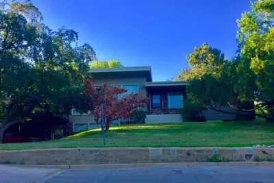 Image de Maison de famille construite sur mesure vintage des années 50