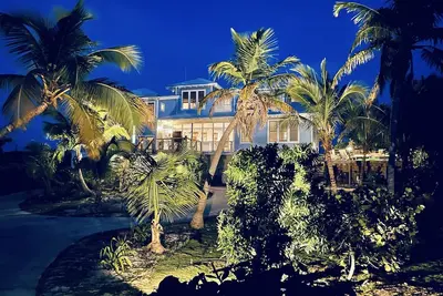 Image de Une maison magnifique et spacieuse, directement sur la plage avec une vue captivante!