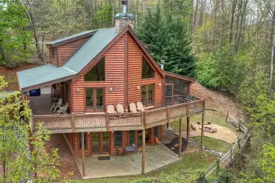 Image de Voyez tout dans cette magnifique cabane en rondins perchée au sommet de la montagne