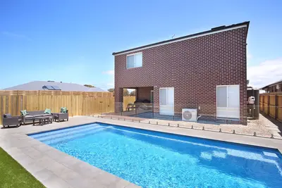 Image de Grande maison moderne nouvellement construite et son extra spécial avec une piscine creusée