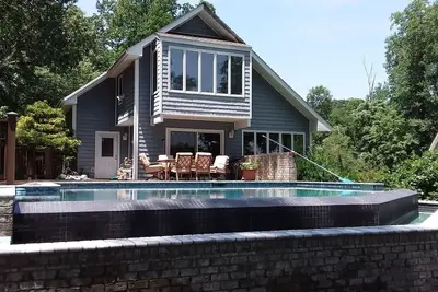 Image de Retraite contemporaine au bord de l'eau avec une grande piscine à débordement