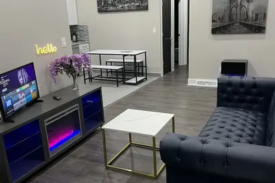 Image de Nouvellement rénové! 2 chambres gratuites dans la rue à 5 minutes. De Uwm / centre ville!