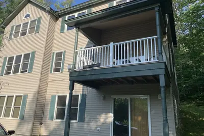 Image de 3000 pieds carrés de détente et de tranquillité. Coeur du pays de ski / vélo.