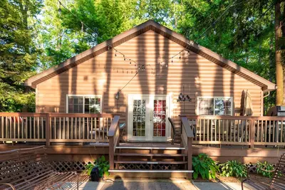 Image de 3 maisons de lac dans le pays, jusqu'à 30 invités