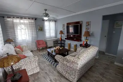 Image de Mon espace convient aux célibataires, aux couples familles ou aux voyageurs d'affaires. Télévision à écran plat 55 pouces, accès Wi-Fi et Ptv à vos chaînes britanniques, américaines et canadiennes préférées.