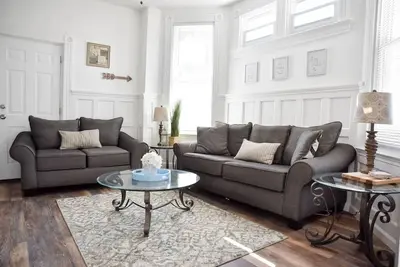 Image de 4 personnes près de l'aéroport, la côte nord, les stades et plus