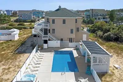 Image de SeaClusion: Oceanside, piscine privée, bain à remous, salle de jeux, ascenseur, 180 pieds de la plage!