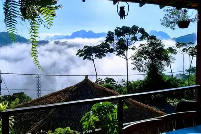 Image de Maison rustique avec vue paradisiaque Ă la femme de pierre.