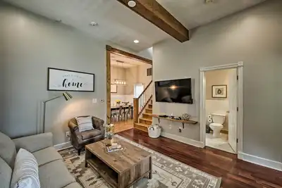 Image de Nouveau! Mise à jour d'Indianapolis Home, Walk to Lucas Oil!