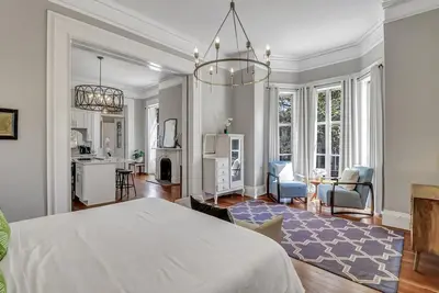 Maison historique de luxe 1869 du maire pour 4 sur la place!