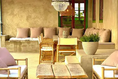 Image de Maison de ferme magique des années 1700 sur 15 magnifiques acres. Rénové avec goût.