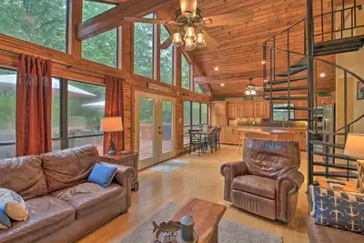 Image de Waterfront Lake Dardanelle Accueil w / Dock & Fire Pit