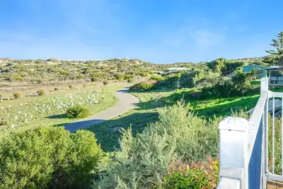 Image de 9, avenue Underwood - Paix et tranquillité surplombant les dunes de sable de la plage de Goolwa