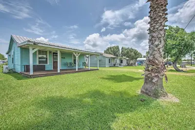 Image de Nouveau! Seadrift Home w / Deck + Grill - 5 pâtés de maisons à la baie