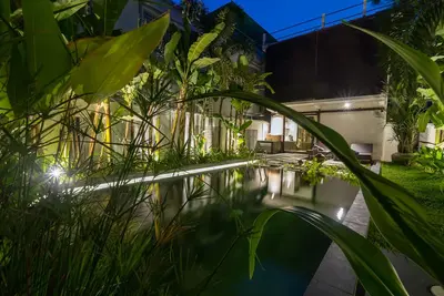 Image de Wat Damnak House, maison 6 pièces avec piscine naturelle et vue sur le jardin