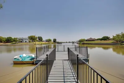 Image de Nouveau! Waterfront Granbury Lake Accueil w / Deck & Dock!