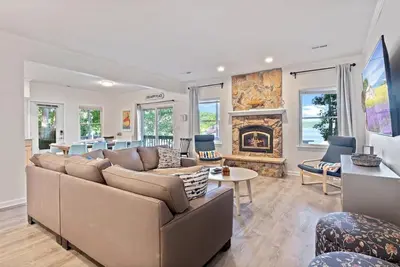 Image de Nouveau! Spacieuse maison au bord du lac Ozarks avec terrasses et quai