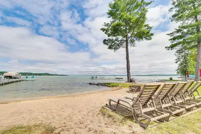 Image de Nouveau! Torch Lake Cottage moderne w / Dock & Fire Pit!
