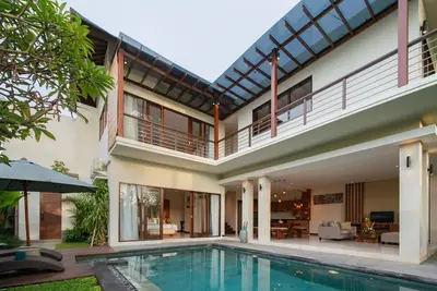 Image de Villa de 3 chambres à coucher à Canggu, chambres spacieuses, salle de cinéma, grande piscine