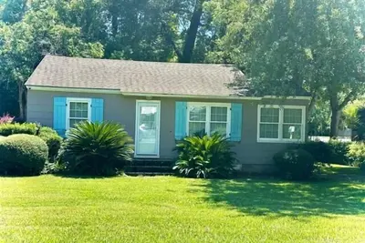 Image de Belle maison 2 chambres avec beaucoup d'espace de vie extérieur, y compris une grande terrasse, grande cour