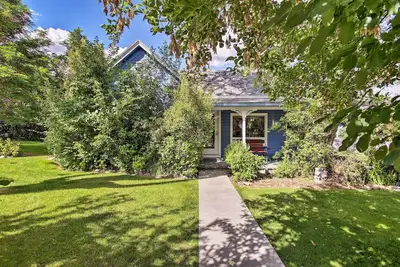 Image de Nouveau! Maison avec bain à remous privé, à pied de la rivière Salmon