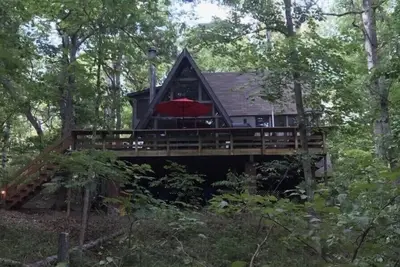 Image de Venez vous détendre dans ce charmant chalet de 2 chambres au bord du lac avec un quai de natation.