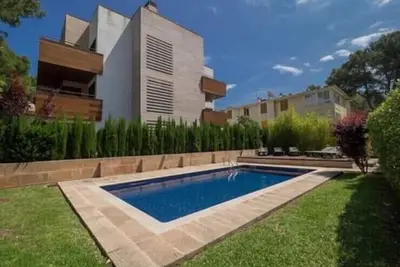 Image de Exceptionnel appartement avec piscine dans un quartier calme. 5 minutes à pied de la plage / vie nocturne.