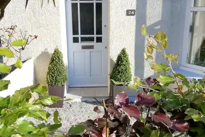 Image de Le n ° 24 est une maison familiale spacieuse située à 5 minutes à pied d'une plage accueillant les chiens.