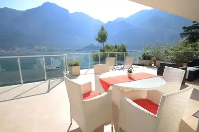 Image de Première ligne de mer, avec piscine privée, grand appartement contemporain - wifi gratuit