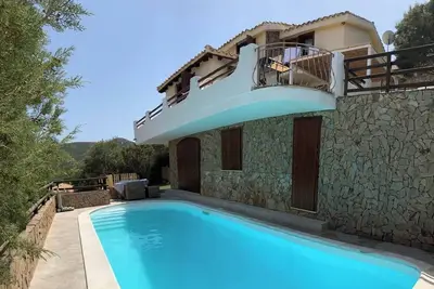 Image de Elégante portion de villa avec piscine privée à deux pas de la mer